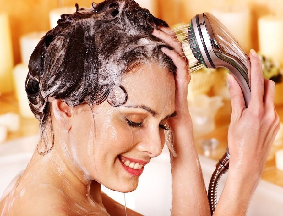 With scalp psoriasis, it is necessary to wash with a medicated shampoo. 