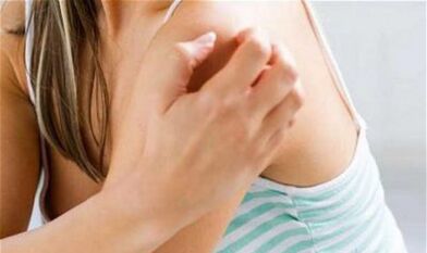 The girl scratched her shoulder